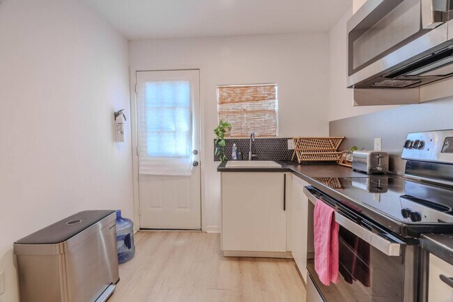 Building Photo - 807 Dreiss St