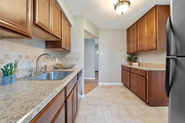 Building Photo - 9731 Twincrest Dr