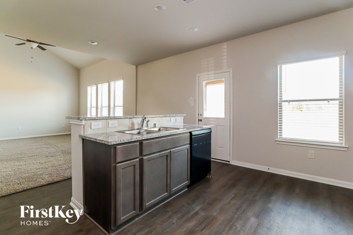 Building Photo - 14705 Country Club Dr