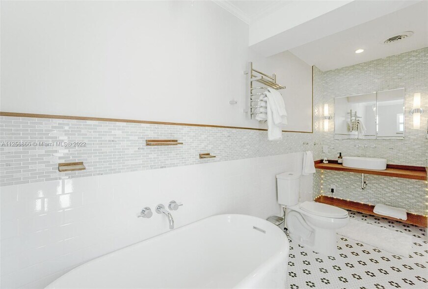 Building Photo - 1710 SW 29th Ave