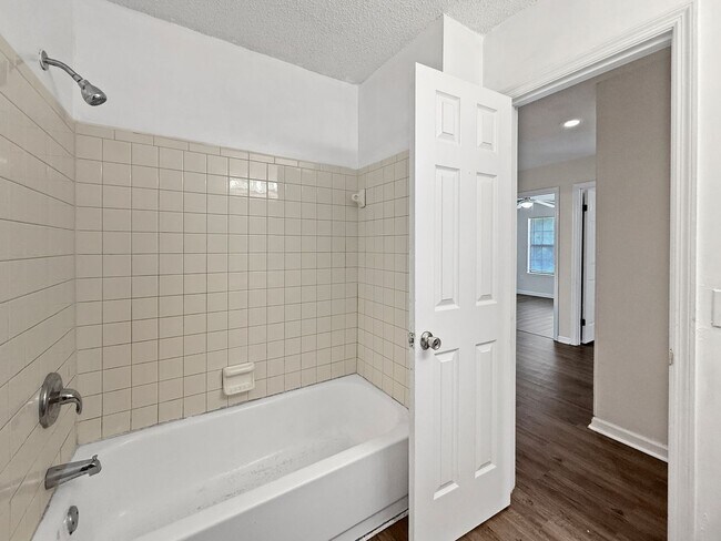 Building Photo - Charming Navarre Home with Hardwood Floors...