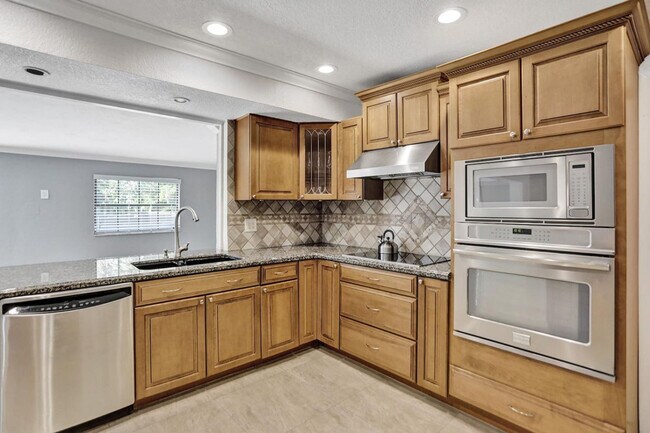 Building Photo - 2600 NE 52nd Ct