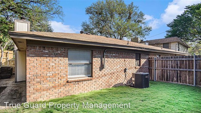 Building Photo - 2107 Mistletoe Ave