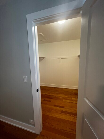 Building Photo - 1041 Cove Dr
