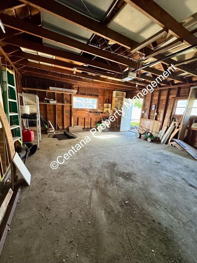 Building Photo - $500 off first months rent on 3 bed 2 bath...