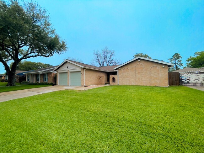 Building Photo - 8818 Grape St