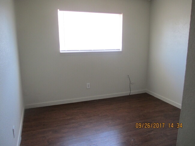 Building Photo - GIL560