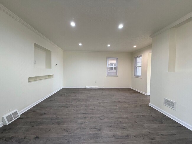 Building Photo - Updated 4BR / 2 Bath Home with off-street parking!