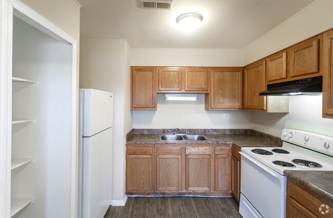 2BR, 1bA - 890 SF - Bingham Square