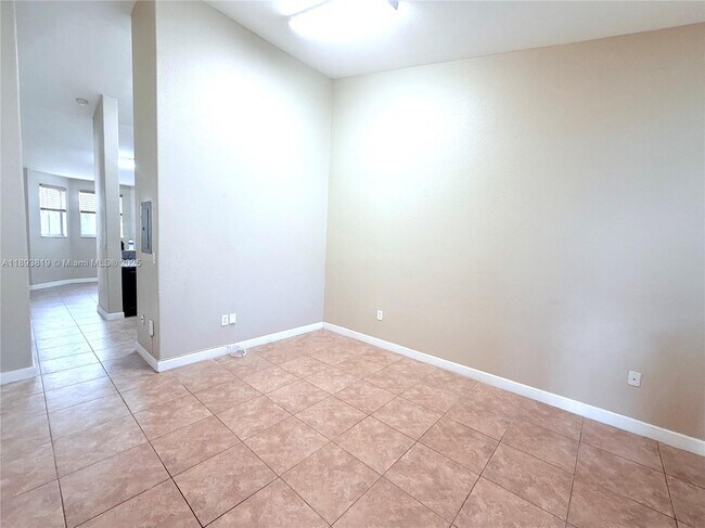 Building Photo - 1656 SE 29th Ct