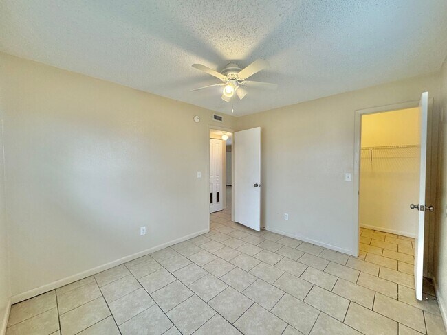 Building Photo - 2538-2540 Elm Ave