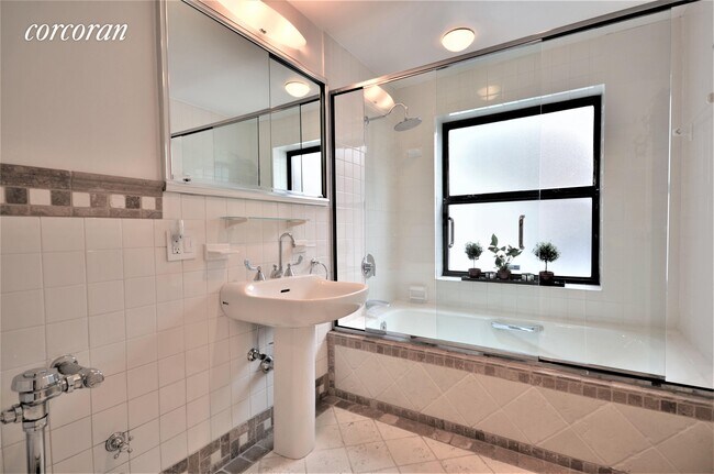 Building Photo - 361 Greenwich St