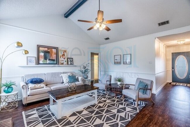 Building Photo - Available in Early August Attn: Pilots! 3BR 2BA Crashpad!