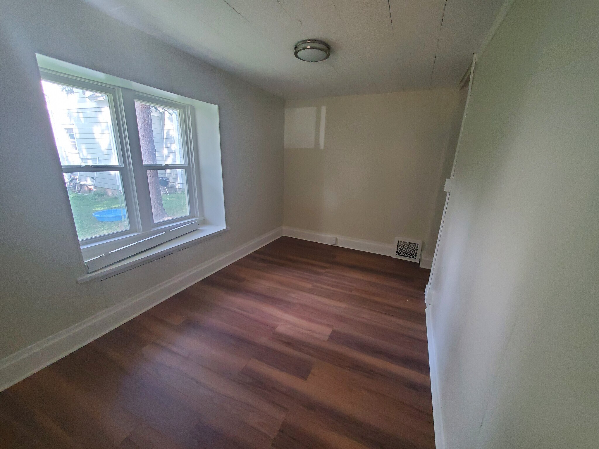 Building Photo - 402 S Black Ave