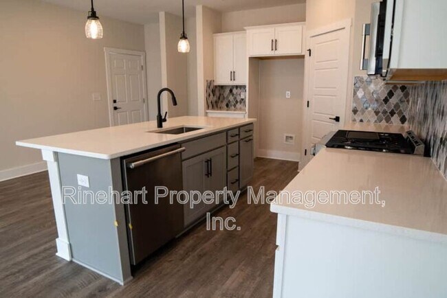 Building Photo - 663 Melville Dr