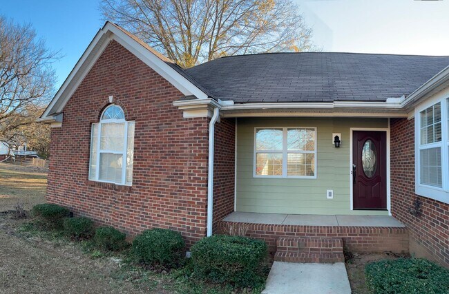 Building Photo - AVAILABLE NOW! 3 Bedroom 2 Bath Home on over 1 Acre in York with Clover Schools