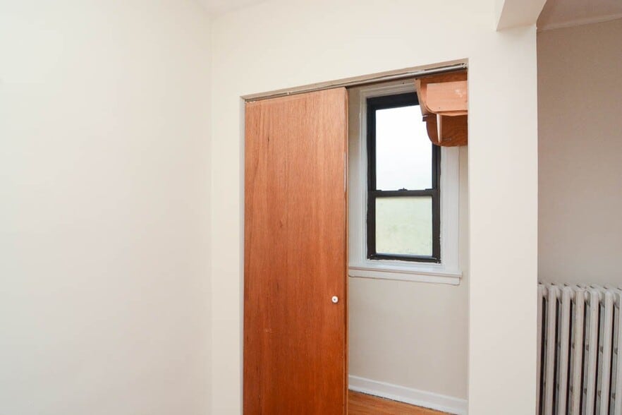 Building Photo - 3345 N Marshfield Ave