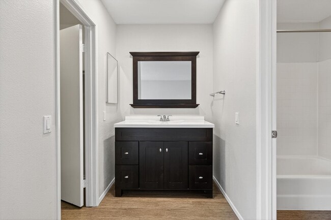 Building Photo - Spacious 3-Bedroom Townhome in Orangethorp...