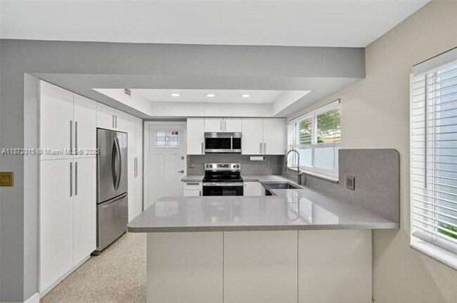 Building Photo - 537 Menendez Ave