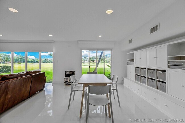 Building Photo - 3759 Oaks Clubhouse Dr