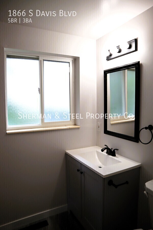 Building Photo - 1866 S Davis Blvd