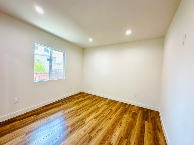 Building Photo - 11104 Oxnard St