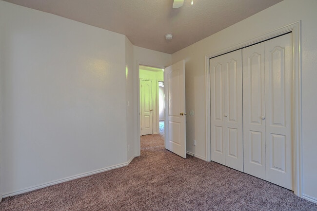 Building Photo - 3 Bedroom 2 bathroom home located near the...