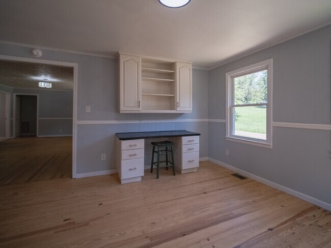 Building Photo - 507 8th Ave Ext