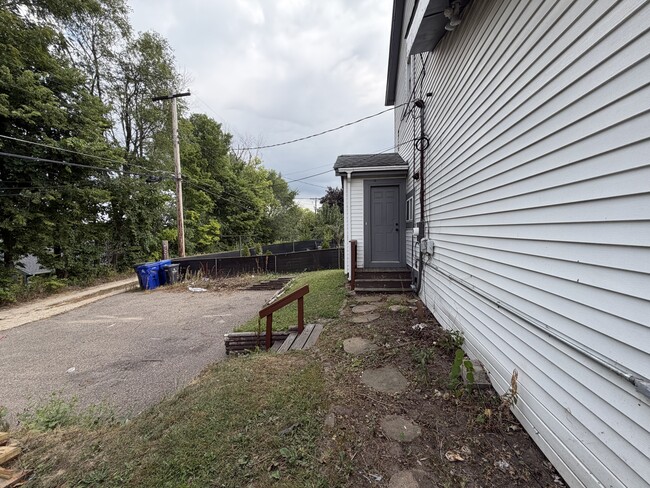 Building Photo - 1097 Suburban Ave E