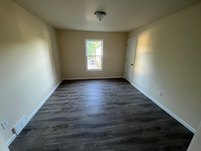 Building Photo - 915 W 3rd St