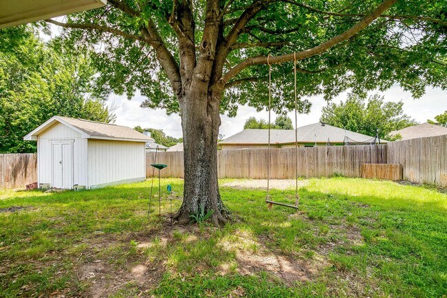 Building Photo - Cozy 3 Bed, 2 Bath Home Minutes Away from ...