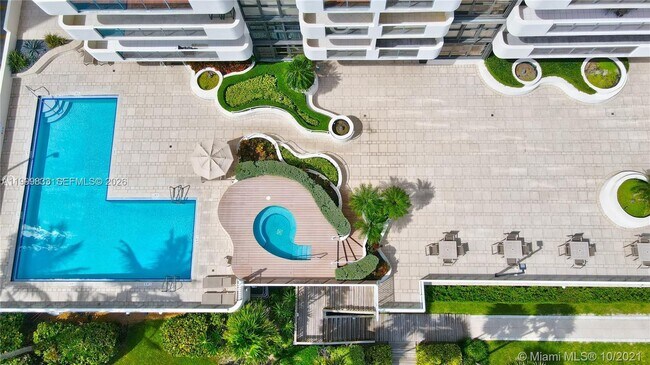 Building Photo - 5757 Collins Ave