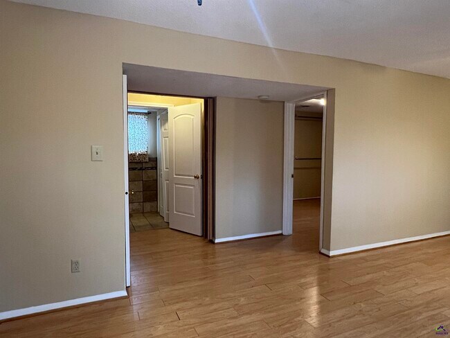 Building Photo - 212 Highland Dr