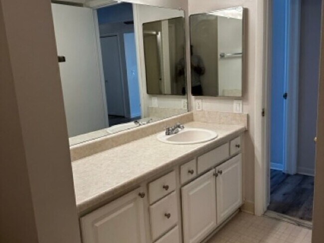 Building Photo - 3 Bedroom Condo in Southfield