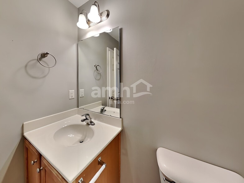 Building Photo - 1525 Essexwood Dr