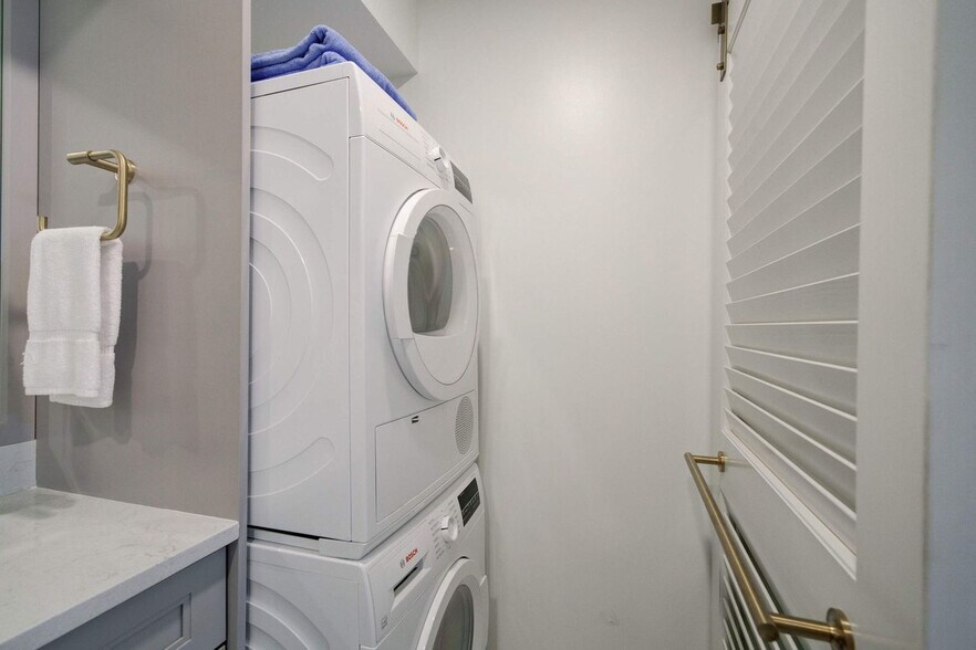 Building Photo - 655 8th Ave S