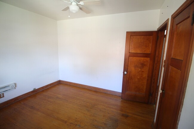 Building Photo - COMING SOON! Bright & Spacious 1-Bedroom U...