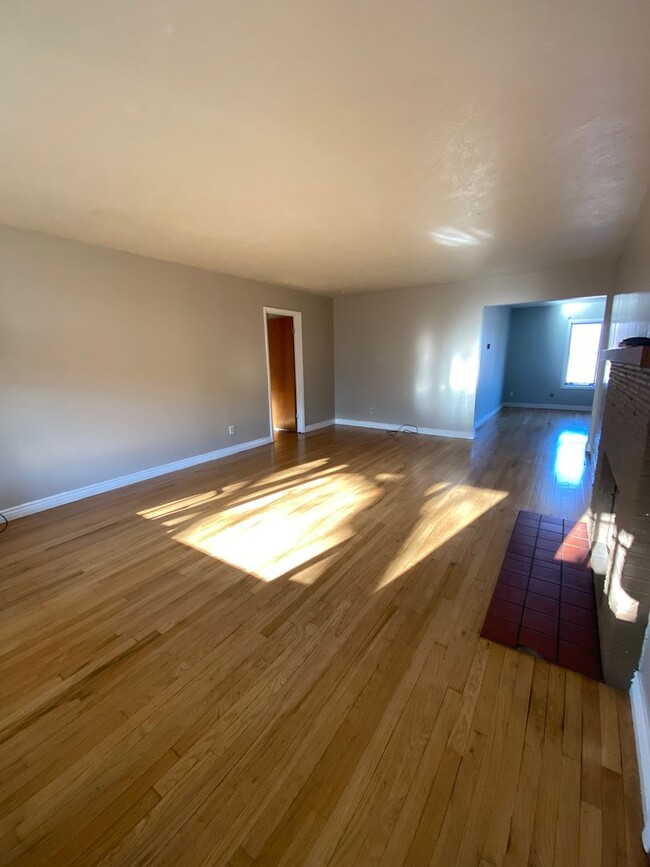 Building Photo - Move-In Special **$500 OFF your first mont...