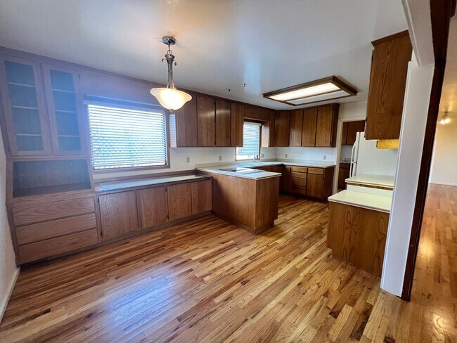 Building Photo - 2 Bedroom Blue Lake House with extra Loft Space!