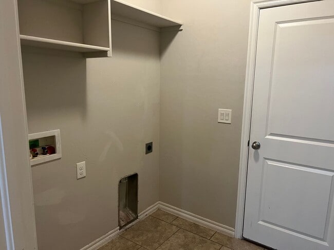 Building Photo - 4  bed 2 bath 2 car in Mustang Schools