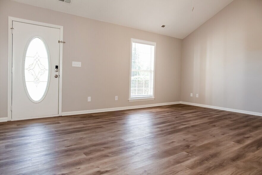 Building Photo - 2214 Pleasant Dale Dr
