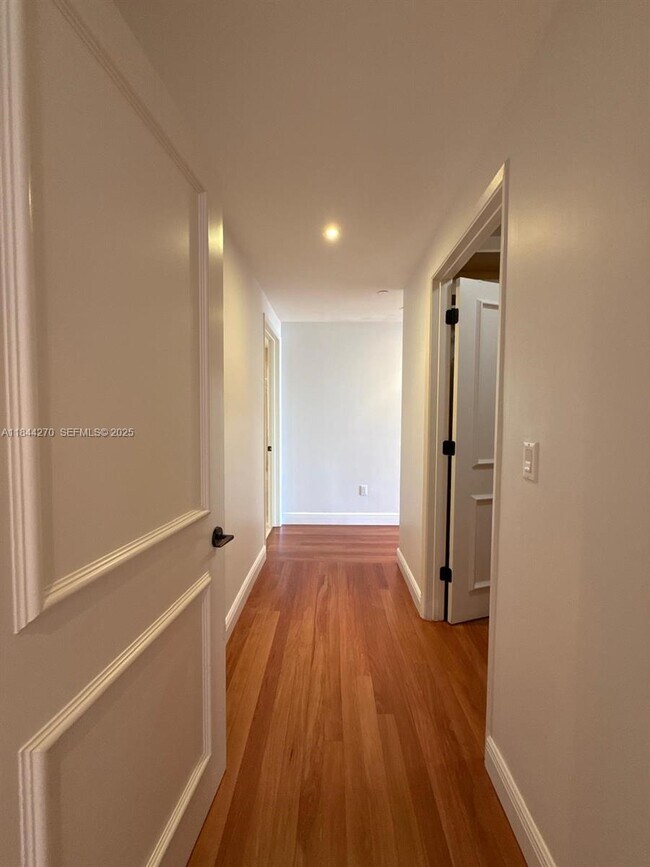 Building Photo - 785 Crandon Blvd