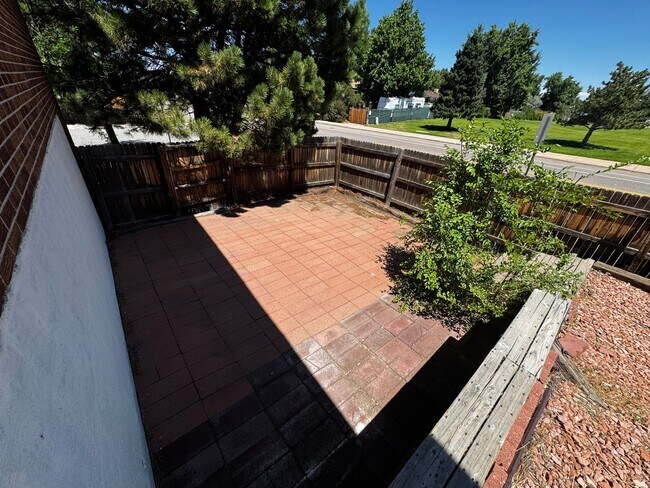 Building Photo - Spacious Aurora Home