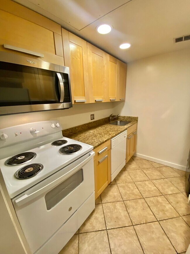 Building Photo - Dupont Circle 1 Bedroom Charmer with Patio, Fireplace, Central Air, Washer/Dryer!