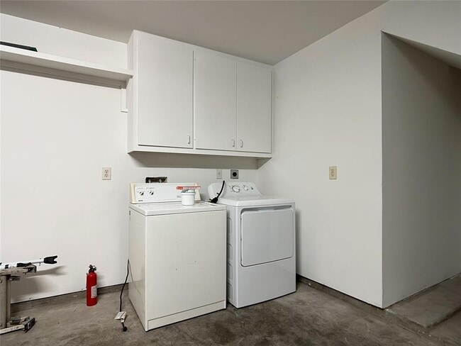 Building Photo - 5899 Fairdale Ln