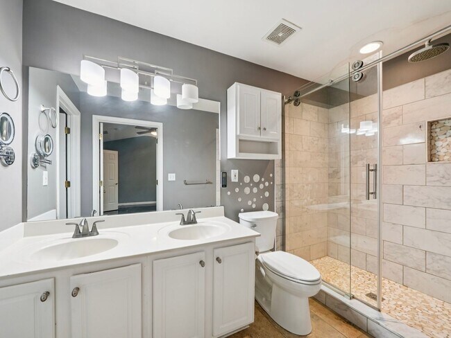Building Photo - 3 Bedroom Townhome in the Heart of Dulth