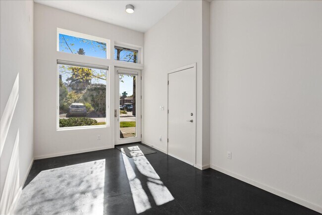 Building Photo - 3Bd/3Ba Seattle Townhouse