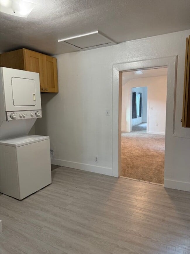 Building Photo - One Bedroom House Near Empower Field - Move In Ready!