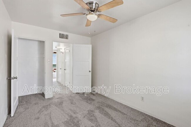 Building Photo - 1137 W Glenrosa Ave