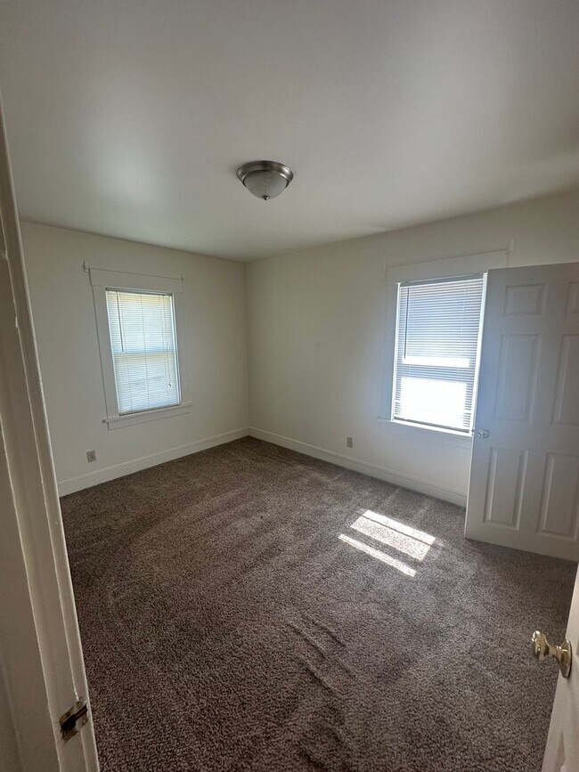 Building Photo - ste614